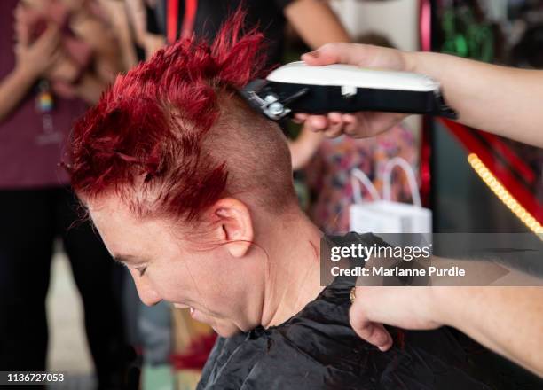 a lady having her head shaved - head shave stockfoto's en -beelden