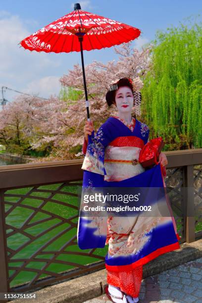 京都の橋から桜を鑑賞する唯野未歩子の衣装を着た日本人女性 - shiga prefecture ストックフォトと画像