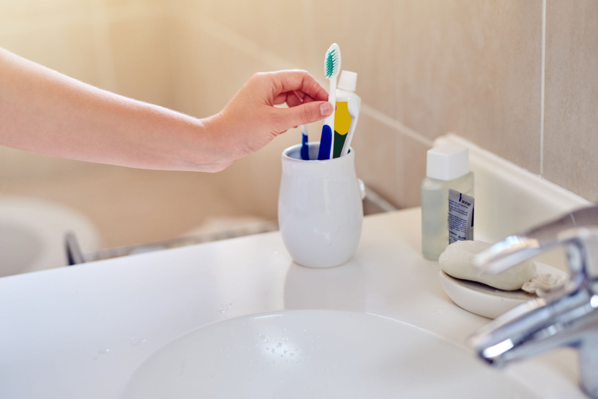 smart toothbrush holder