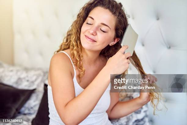 brushing out her crown - brush in woman's hair imagens e fotografias de stock