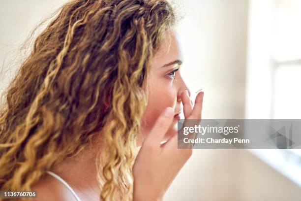 correggere la sua visione - lenti a contatto foto e immagini stock