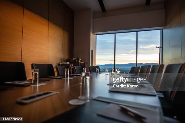 modern meeting room in the hotel - sala conferenze foto e immagini stock