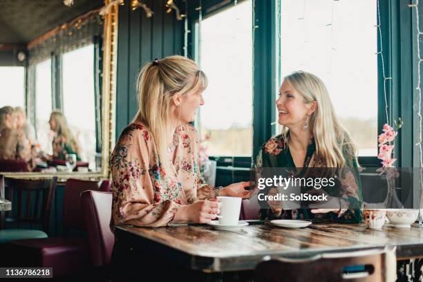 friends drinking coffee - 2 frauen gespräch stock-fotos und bilder