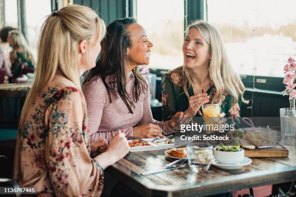 friends enjoying brunch - dining restaurant bildbanksfoton och bilder