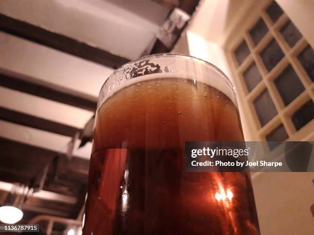 a big pint of beer - alcohol drink sizes stock pictures, royalty-free photos & images