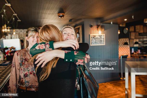 greeting friends in bar - alleen mid volwassen vrouwen stockfoto's en -beelden