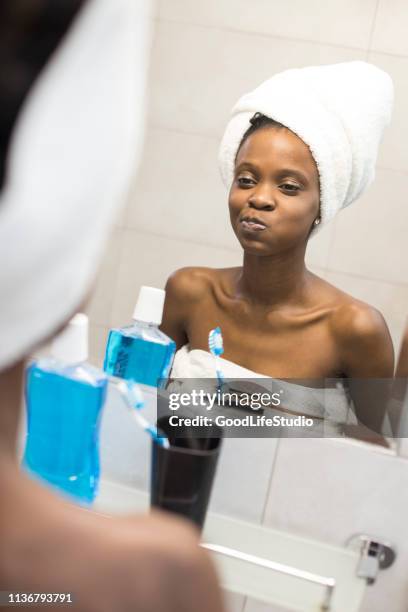 mundwasser verwenden - mouthwash stock-fotos und bilder