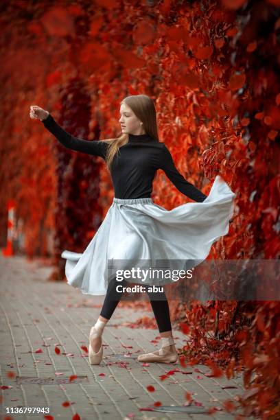 ballerina está realizando danza clásica. - skirt blowing fotografías e imágenes de stock