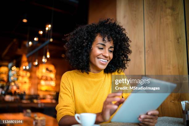 lächelnde frau mit digitalem tablet. - professional woman coffee stock-fotos und bilder