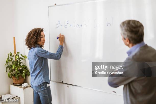 wiskunde klasse op de middelbare school! - two female teachers blackboard stockfoto's en -beelden