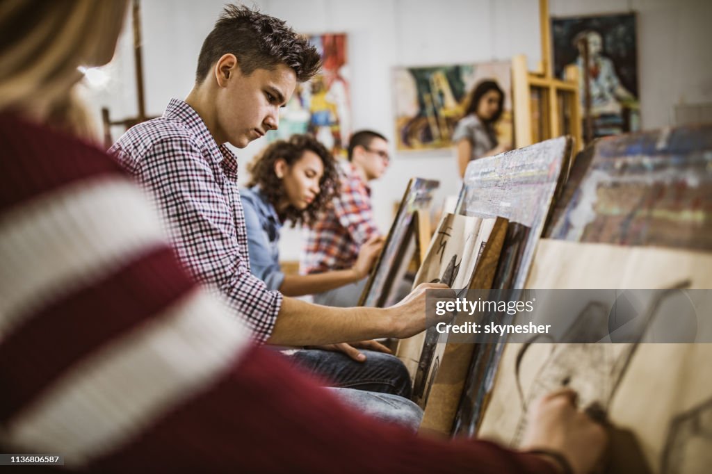 藝術類學生在藝術工作室作畫。