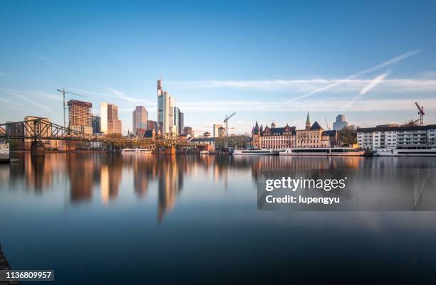 frankfurt cityscape at sunrise - main stockfoto's en -beelden