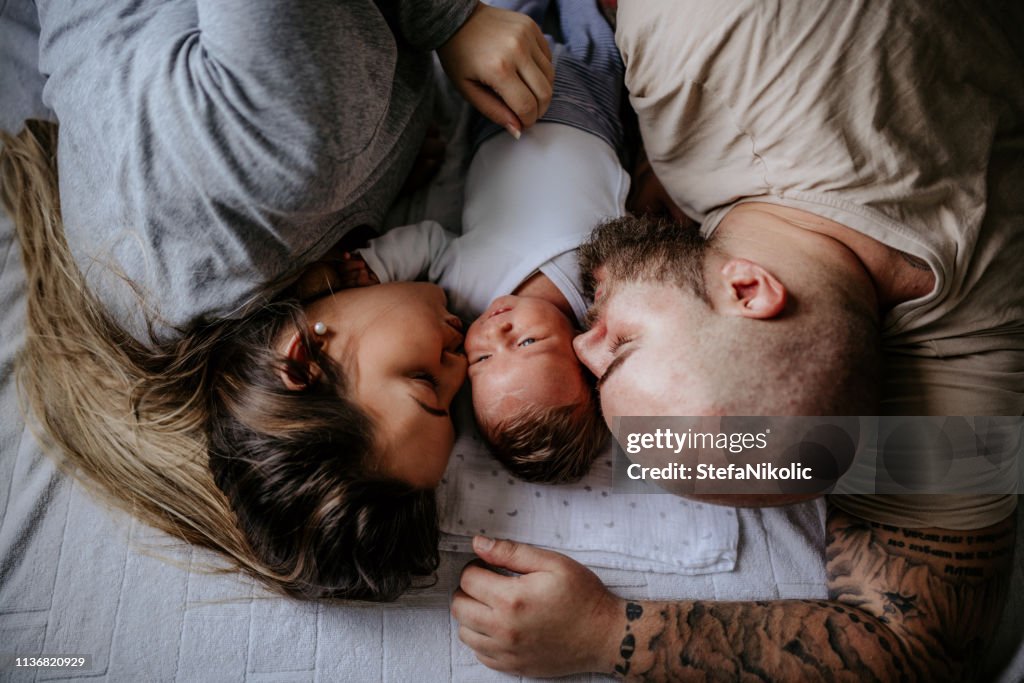 Mooie familie genieten van dag thuis