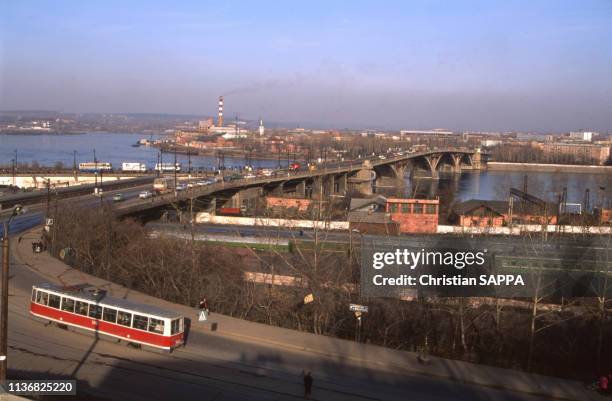 Pont traversant la rivière Angara à Irkoutsk, en avril 1995, Russie.