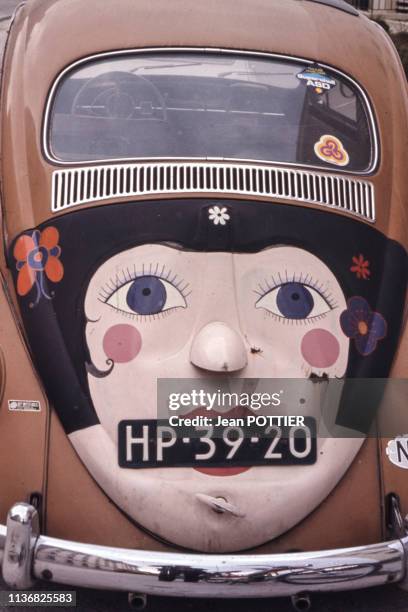 Visage peint à l'arrière d'une 'Volkswagen Coccinelle' à Courbevoie, dans les Hauts-de-Seine, France.