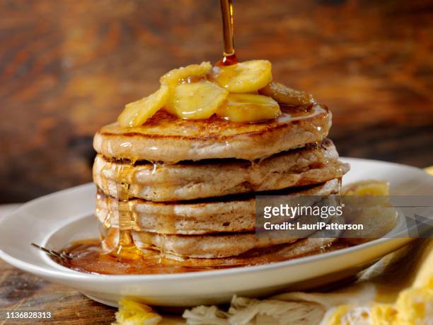 gekarameliseerde banaan pannenkoeken - maple syrup pancakes stockfoto's en -beelden