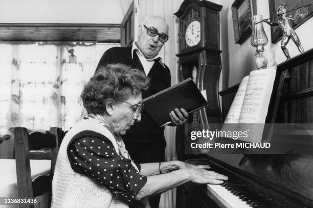 Atelier musique dans un club du troisième âge en France, en 1989.