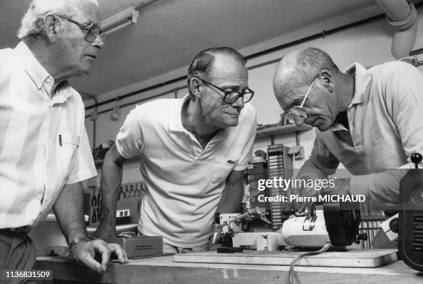 Atelier de modélisme dans un club du troisième âge en France, en 1988.