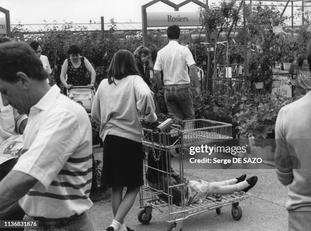 Jardinerie 'Truffaut' pendant les courses du printemps, en 1988, France.