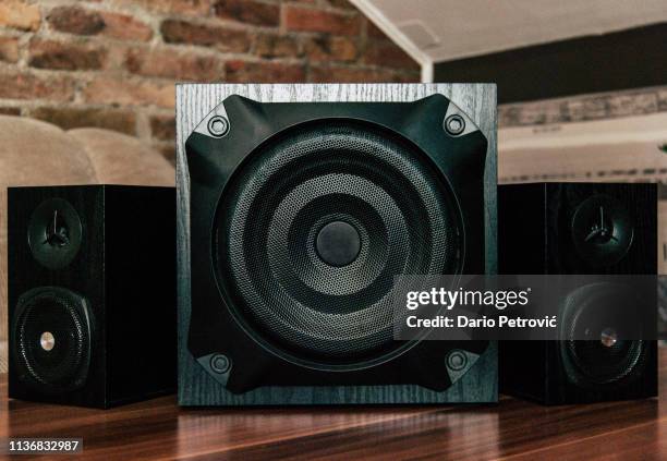 black sub-woofer and two speakers - hi fi foto e immagini stock