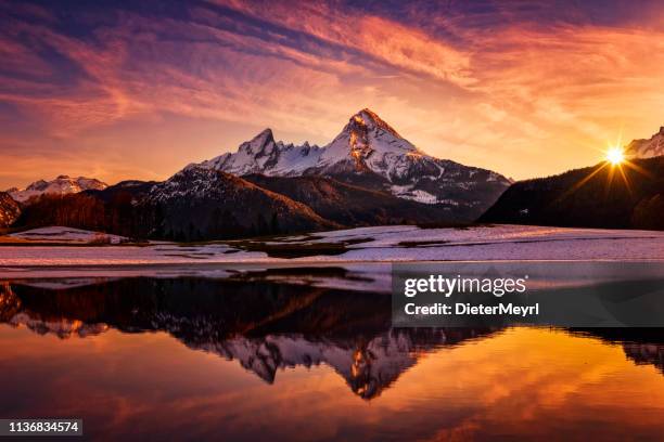 watzmann in alps, dramatic reflection at sunset - national park berchtesgaden - pôr do sol imagens e fotografias de stock