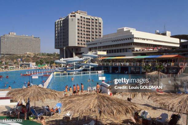 La piscine municipale Gordon devant l'hôtel 'Hilton' à Tel Aviv, en août 1981, Israël.