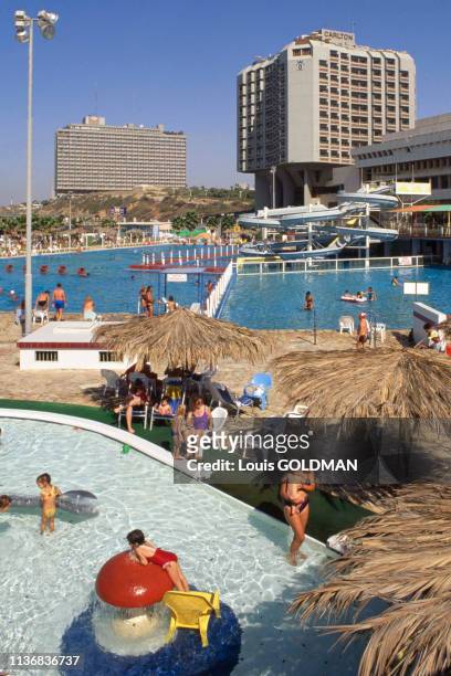 La piscine municipale Gordon devant l'hôtel 'Hilton' à Tel Aviv, en août 1981, Israël.