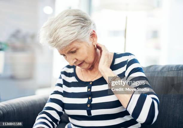 ik denk dat het wordt steeds ernstige - menselijke nek stockfoto's en -beelden