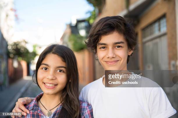西班牙男孩和女孩的肖像 - b��ro 個照片及圖片檔