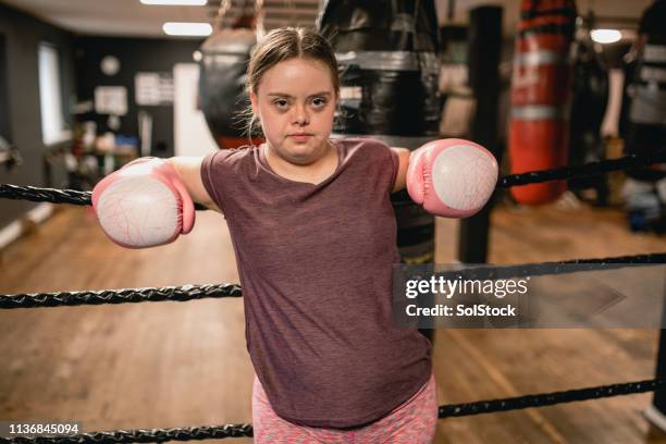 bring it on - woman gym boxing stockfoto's en -beelden