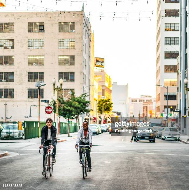 fietsers op straat in la - downtown los angeles stockfoto's en -beelden