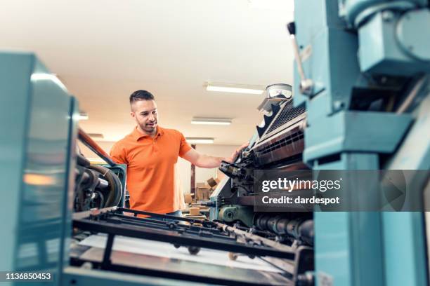 lavoratori di una tipografia - stampatore foto e immagini stock