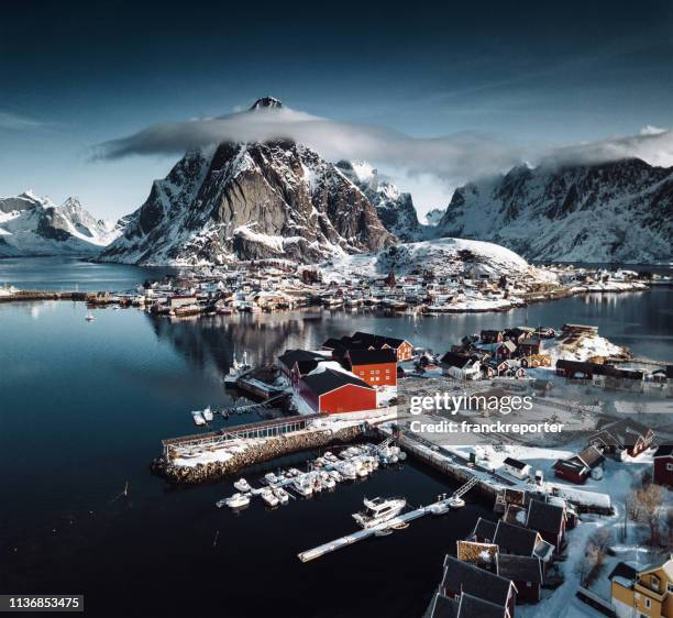 log cabin hut in reine - lofoten islands - vesteralen stock pictures, royalty-free photos & images