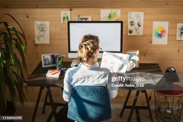 vue arrière de la femme d’affaires travaillant dans le bureau créatif - illustrator photos et images de collection