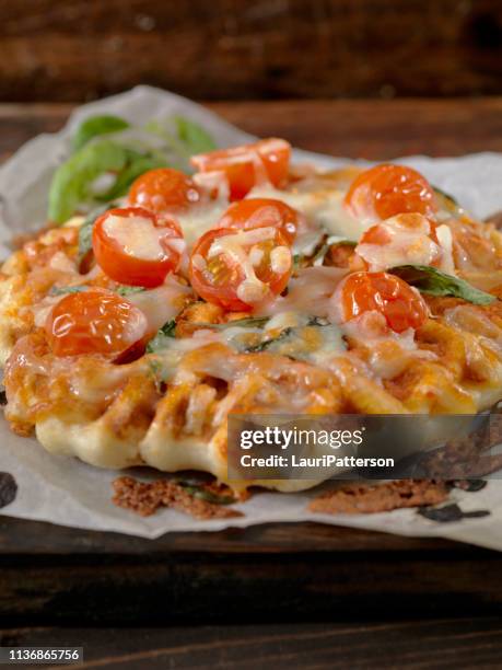 knusprige waffle, margharita pizza - pizza crispy stock-fotos und bilder