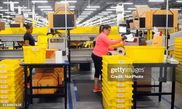 Amazon Fulfillment Center Photos and Premium High Res Pictures - Getty ...