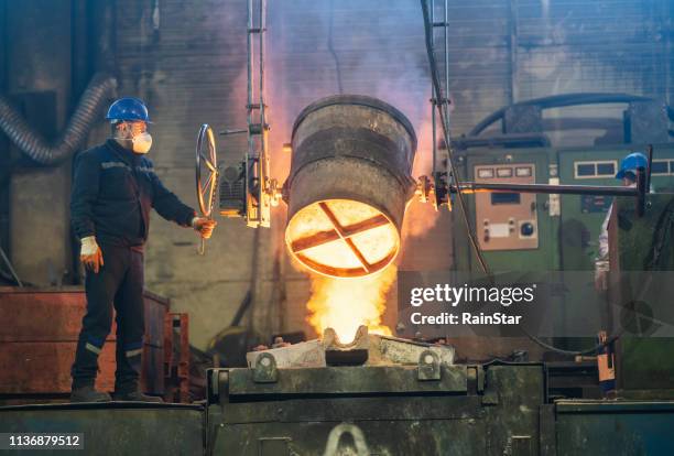 metallurgical plant, hot metal casting - pesca de lançamento imagens e fotografias de stock