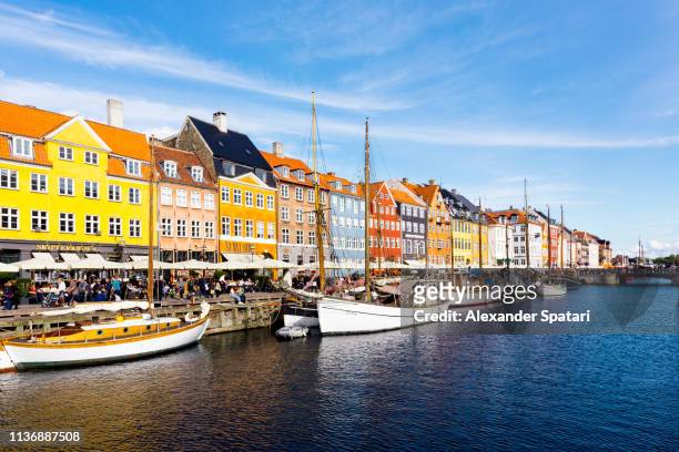 nyhavn historical port on a sunny day, copenhagen, denmark - copenhagen stock-fotos und bilder
