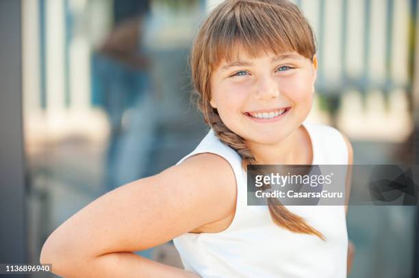 glimlachend jong meisje in witte jurk te kijken naar camera - chubby girls stockfoto's en -beelden