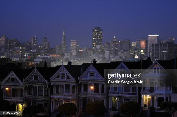 san francisco’s seven painted ladies at night - s the streets of san francisco stock-fotos und bilder