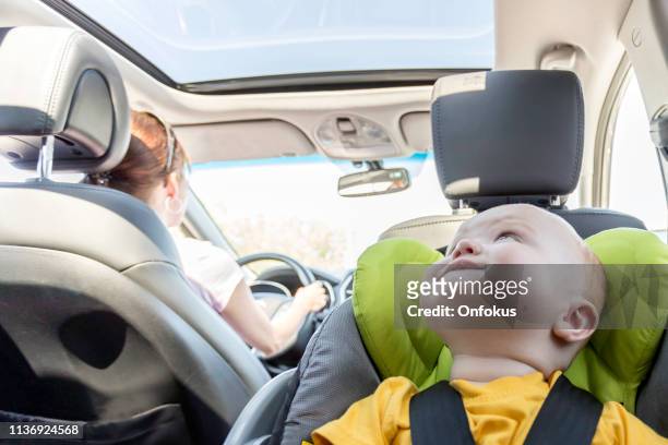 happy baby boy sicuro in seggiolino auto bambino - child car seat foto e immagini stock