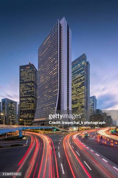 tokyo intersection and skyscrapers cityscape at night, japan - tokyo skyline sunset stock pictures, royalty-free photos & images