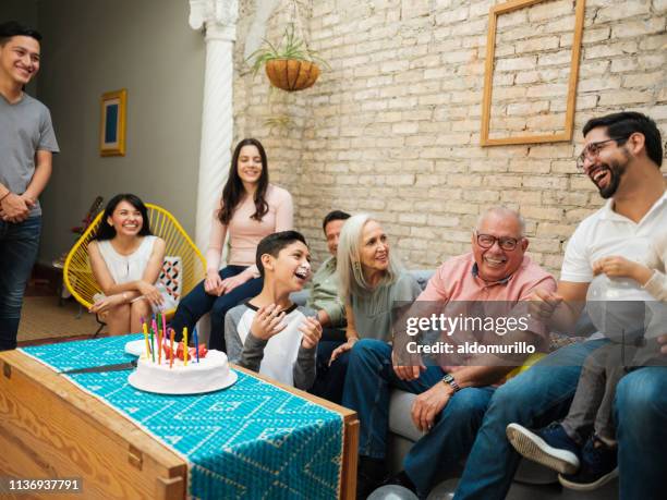 garçon mexicain avec le gâteau sur le visage - réunion de famille photos et images de collection
