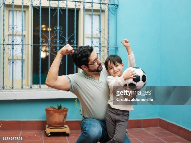 Mexikanischer Vater flehte Arm und zeigt kleinen Sohn