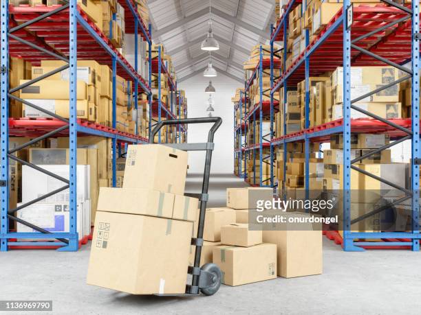 camion a mano e scatole di cartone in magazzino - mailing foto e immagini stock