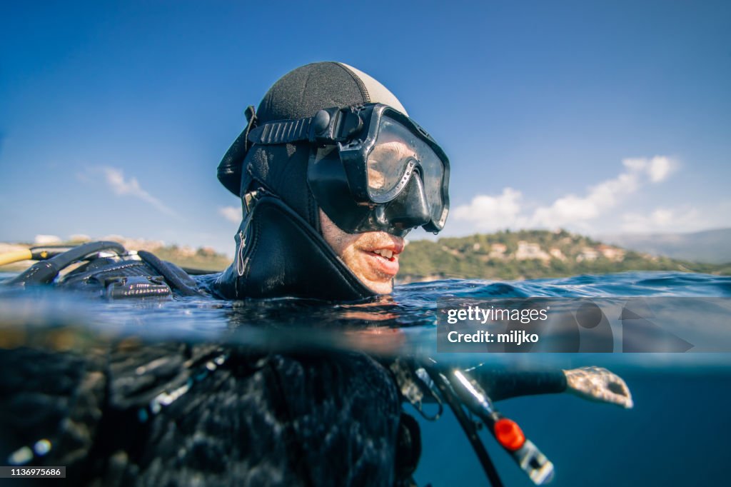 Buceador en la superficie del mar