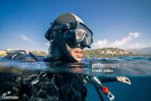 mergulhador de mergulhador na superfície do mar - mergulho autônomo - fotografias e filmes do acervo