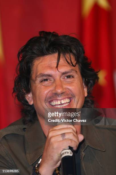 Singer Saul Hernandez speaks during a press conference to promote the launch of his new album "Remando" at UVM Campus San Rafael on May 4, 2011 in...
