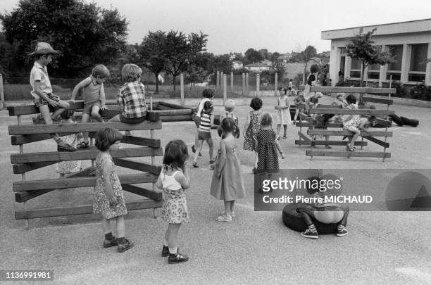 Enfants dans la cour de récréation d'une école primaire de l'est de la France, en 1982.