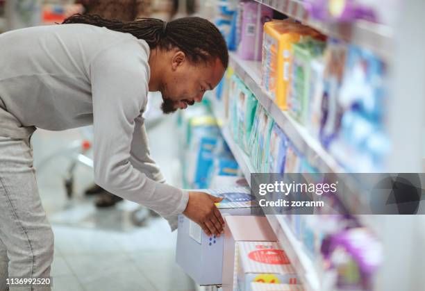 alleenstaande vader kopen luiers in supermarkt - adult diaper stockfoto's en -beelden